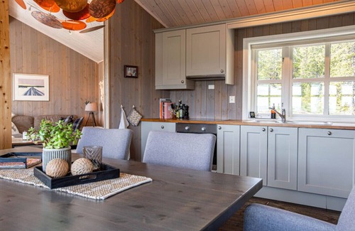 Nord-Aurdal Cabina | Mountain Cabin in Valdres with Fireplace | Classic and Cozy Style