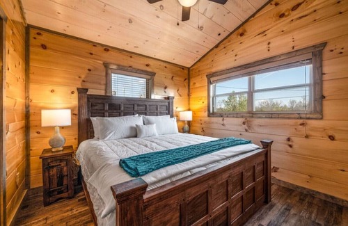Sevierville Cabina | Mountain Cabin/Indoor Pool/Hot Tub/Games/Views