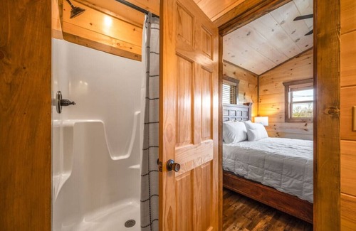 Sevierville Cabina | Mountain Cabin/Indoor Pool/Hot Tub/Games/Views