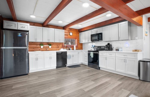 Long Pond Cabina | Mountain Cabin on Ash : Hot Tub/ Billiards/ Game Room/ Fire Pit/ Gym Equipment