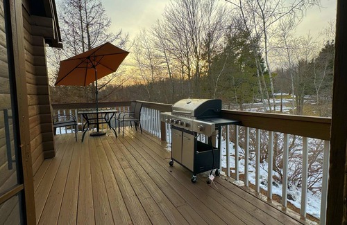 Long Pond Cabina | Mountain Cabin on Ash : Hot Tub/ Billiards/ Game Room/ Fire Pit/ Gym Equipment