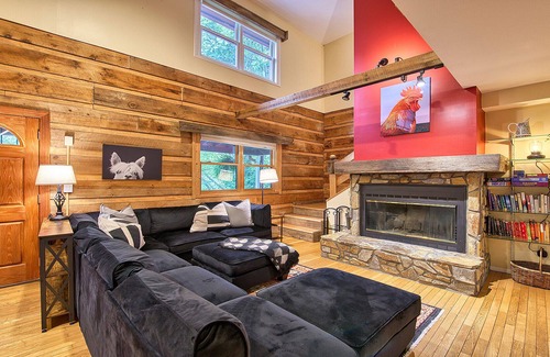 Leicester Cabina | Mountain Cabin with Hot Tub, Fire Pit, & Views ~ Sleeps 14!