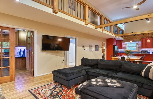 Leicester Cabina | Mountain Cabin with Hot Tub, Fire Pit, & Views ~ Sleeps 14!