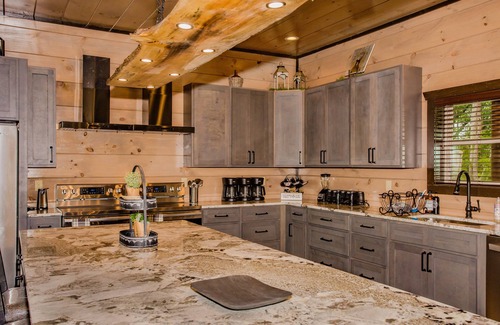Sevierville Cabina | Mountain Castle: VIEWS, Indoor Pool, Home Theater, Top Amenities, near Attractions!