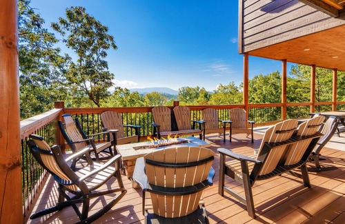 Sevierville Cabina | Mountain Castle: VIEWS, Indoor Pool, Home Theater, Top Amenities, near Attractions!