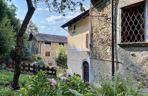 Sanico Chalet De Esquí | Mountain cottage overlooking Lake Como in the old village