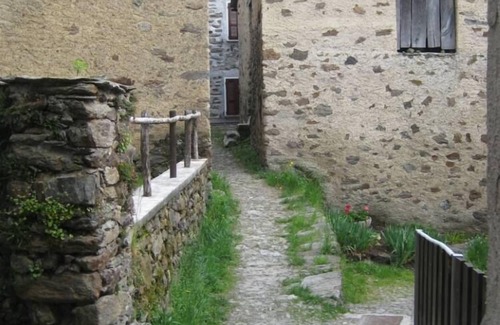 Sanico Chalet De Esquí | Mountain cottage overlooking Lake Como in the old village