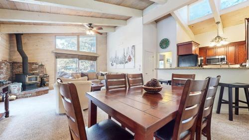 Mammoth Lakes Casa | Mountain Chateau Retreat - Desirable Resort 4 BDR