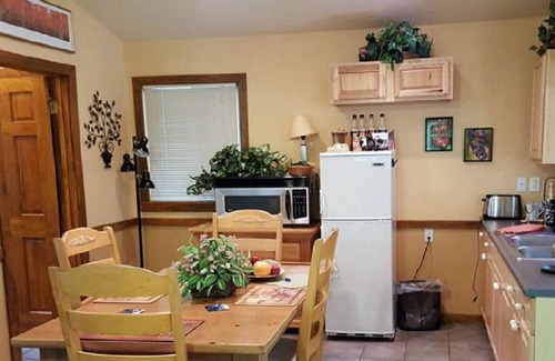 Lake Arrowhead Apartamento | Casa de montaña rodeado de bosques ~ The Beverly Hills de las montañas!