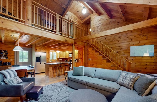 Ellsworth Cabina | Mountain creek retreat with a firepit, deck, grill, kayaks & AC