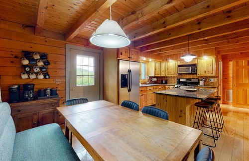 Ellsworth Cabina | Mountain creek retreat with a firepit, deck, grill, kayaks & AC