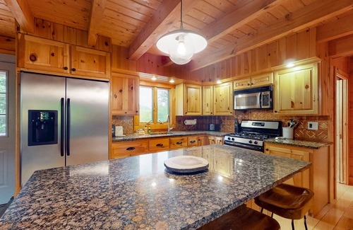 Ellsworth Cabina | Mountain creek retreat with a firepit, deck, grill, kayaks & AC