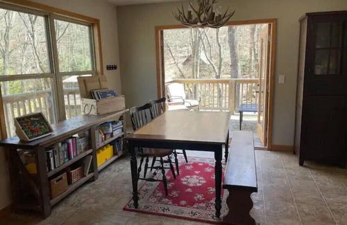Cattail Creek Cabina | Mountain Creekside Retreat