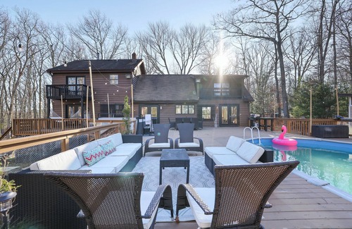 East Stroudsburg Casa | Mountain Escape 5-Bedroom Near Ski Resort, Private Hot Tub in East Stroudsburg