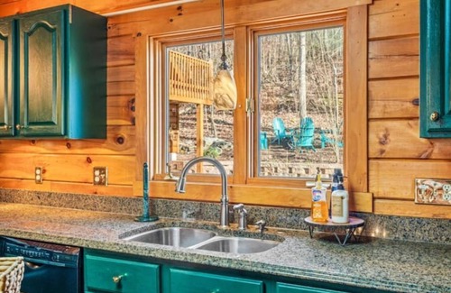 Massanutten Cabina | Mountain Escape / 6BR Cabin / Hot Tub, Billiards, Pool Passes!