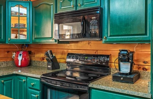 Massanutten Cabina | Mountain Escape / 6BR Cabin / Hot Tub, Billiards, Pool Passes!