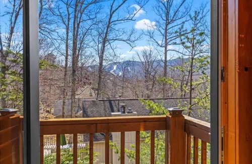 Massanutten Cabina | Mountain Escape / 6BR Cabin / Hot Tub, Billiards, Pool Passes!