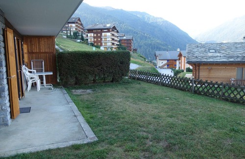 Salins Apartamento | Agradable apartamento con patio en colinas