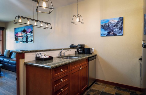Olympic Valley Condominio | Mountain Facing Ski-In/Ski-Out Top Floor 1 Bedroom Condo