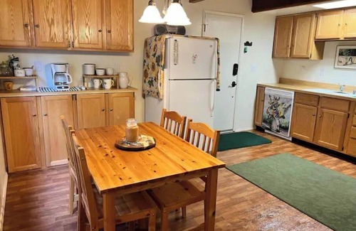 Alta Sierra Cabina | Mountain Getaway Close to Trails, Lake, River Adventures and snow play.