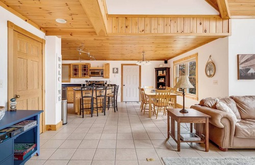 Carrabassett Valley Chalet De Esquí | Mountain Haven: A cozy 5-bedroom chalet only 6 miles from Sugarloaf access road!