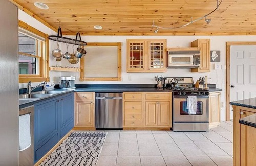 Carrabassett Valley Chalet De Esquí | Mountain Haven: A cozy 5-bedroom chalet only 6 miles from Sugarloaf access road!