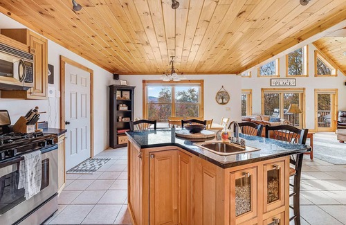 Carrabassett Valley Chalet De Esquí | Mountain Haven: A cozy 5-bedroom chalet only 6 miles from Sugarloaf access road!