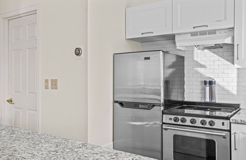Harvie Heights Casa | B212-HotTub/KingBed/AC/Free Parking/View/2BR/Sleep8