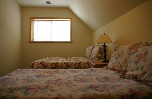 South Lake Tahoe Cabina | MOUNTAIN HOME LODGE TO A UNIQUE EXTENDED STAY ACRE+ FOR YOUR GROUP 8-40