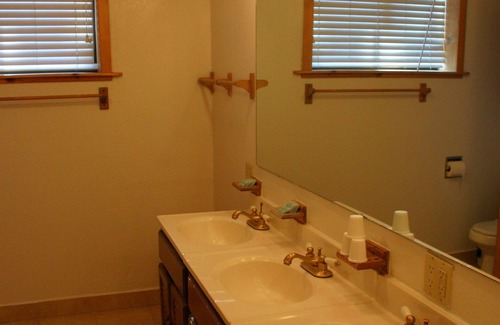 South Lake Tahoe Cabina | MOUNTAIN HOME LODGE TO A UNIQUE EXTENDED STAY ACRE+ FOR YOUR GROUP 8-40