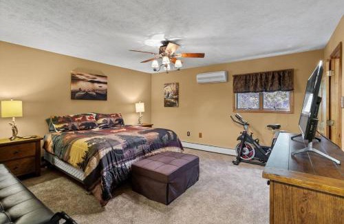 Lake Harmony Casa | Mountain & Lake Escape w/Hot Tub & Free Massages!