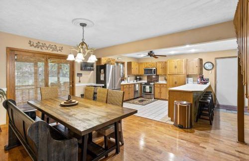 Lake Harmony Casa | Mountain & Lake Escape w/Hot Tub & Free Massages!