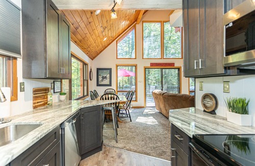 Lake Harmony Estates Cabina | Mountain Lake House Hot Tub Fire Pit Skiing Golf Pet Friendly