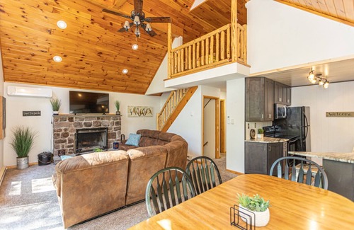 Lake Harmony Estates Cabina | Mountain Lake House Hot Tub Fire Pit Skiing Golf Pet Friendly