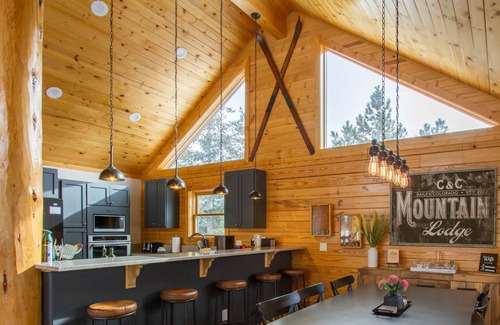 Bailey Cabina | Mountain Lodge. Large kitchen hot tub, fire pit.