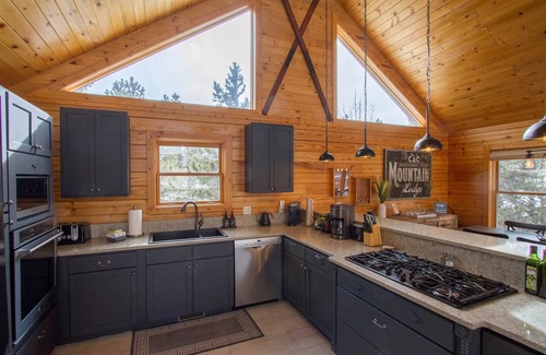 Bailey Cabina | Mountain Lodge. Large kitchen hot tub, fire pit.