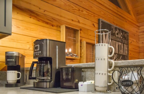 Bailey Cabina | Mountain Lodge. Large kitchen hot tub, fire pit.