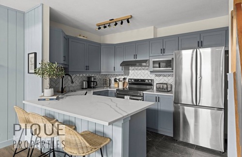 Canmore Apartamento | ★Mountain Loft Retreat★Pool&HotTub☆AC☆BBQ/Balcony!