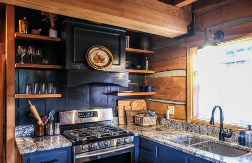 Vesta Casa | Mountain Log Cabin|Mabry Mill||Fireplace|Hiking