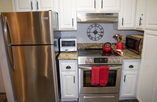 Mammoth Lakes Condominio | Especial de verano: Super Plush Dog Friendly Condo, ubicado en el campo de golf Sierra