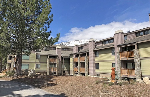 Mammoth Lakes Condominio | Especial de verano: Super Plush Dog Friendly Condo, ubicado en el campo de golf Sierra