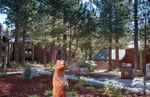 Mammoth Lakes Condominio | Especial de verano: Super Plush Dog Friendly Condo, ubicado en el campo de golf Sierra