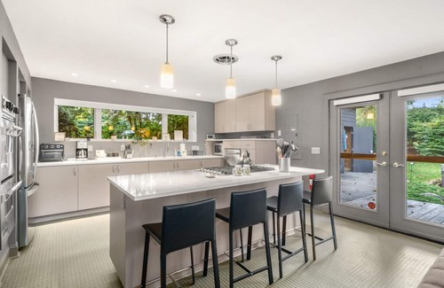 Asheville Casa | Montaña moderna Impresionante lujo cerca del centro de Asheville! Piscina, jacuzzi, vistas y más !!
