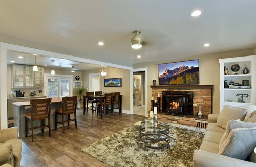 Dunsmuir Casa | Mountain Oaks Lodge hot tub and mountain adventure