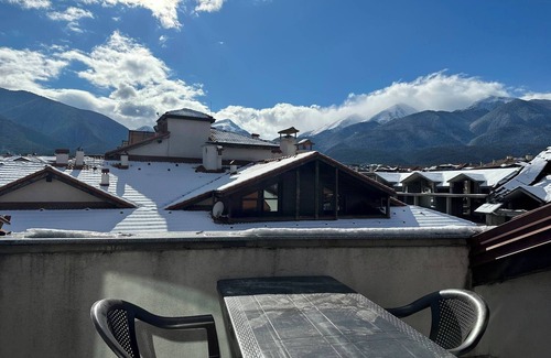Shiligarnika Apartamento | Ático luminoso con vistas a la montaña Wi-Fi de 300 Mbps