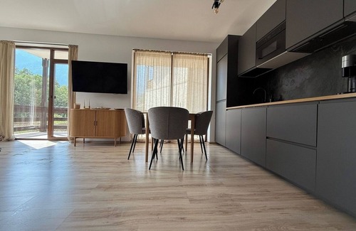 Busteni Apartamento | Mountain Place to Remember 2BR | Balcony and River