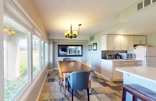 The Blue Mountains Casa | Mountain retreat with a balcony, grill, fireplace & tennis access - walk to lift
