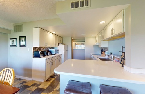 The Blue Mountains Casa | Mountain retreat with a balcony, grill, fireplace & tennis access - walk to lift