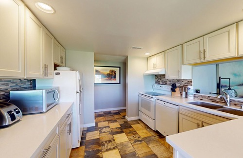 The Blue Mountains Casa | Mountain retreat with a balcony, grill, fireplace & tennis access - walk to lift