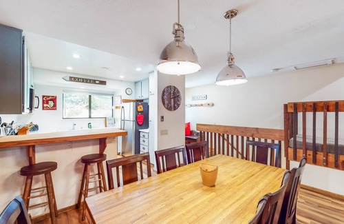Lakeshore Condominio | Mountain retreat near the lake & skiing with deck, shared pool & grill